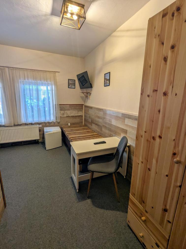 Hotel Alfa Трутнов Экстерьер фото