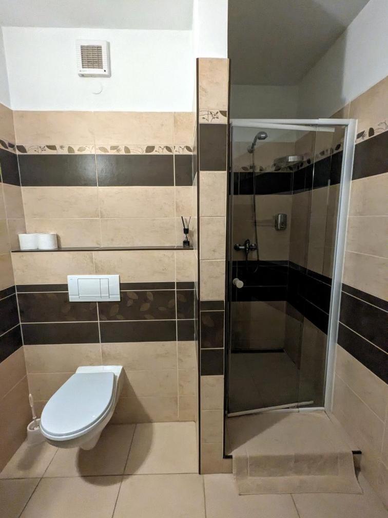 Hotel Alfa Трутнов Экстерьер фото